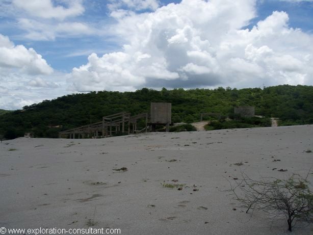 The Boca de Lage tailings seem to contain less molybdenite, the scheelite contents are comparable to those of the other tailings.