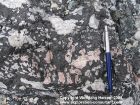 Marosohihy Uranothorianite Mine: contact zone of pyroxenite (left), granitic dikes and marble.